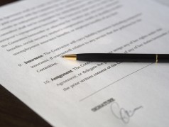 Uitspraak: Adviseur bank vervalst handtekening, tuchtcommissie legt beroepsverbod van twee weken op